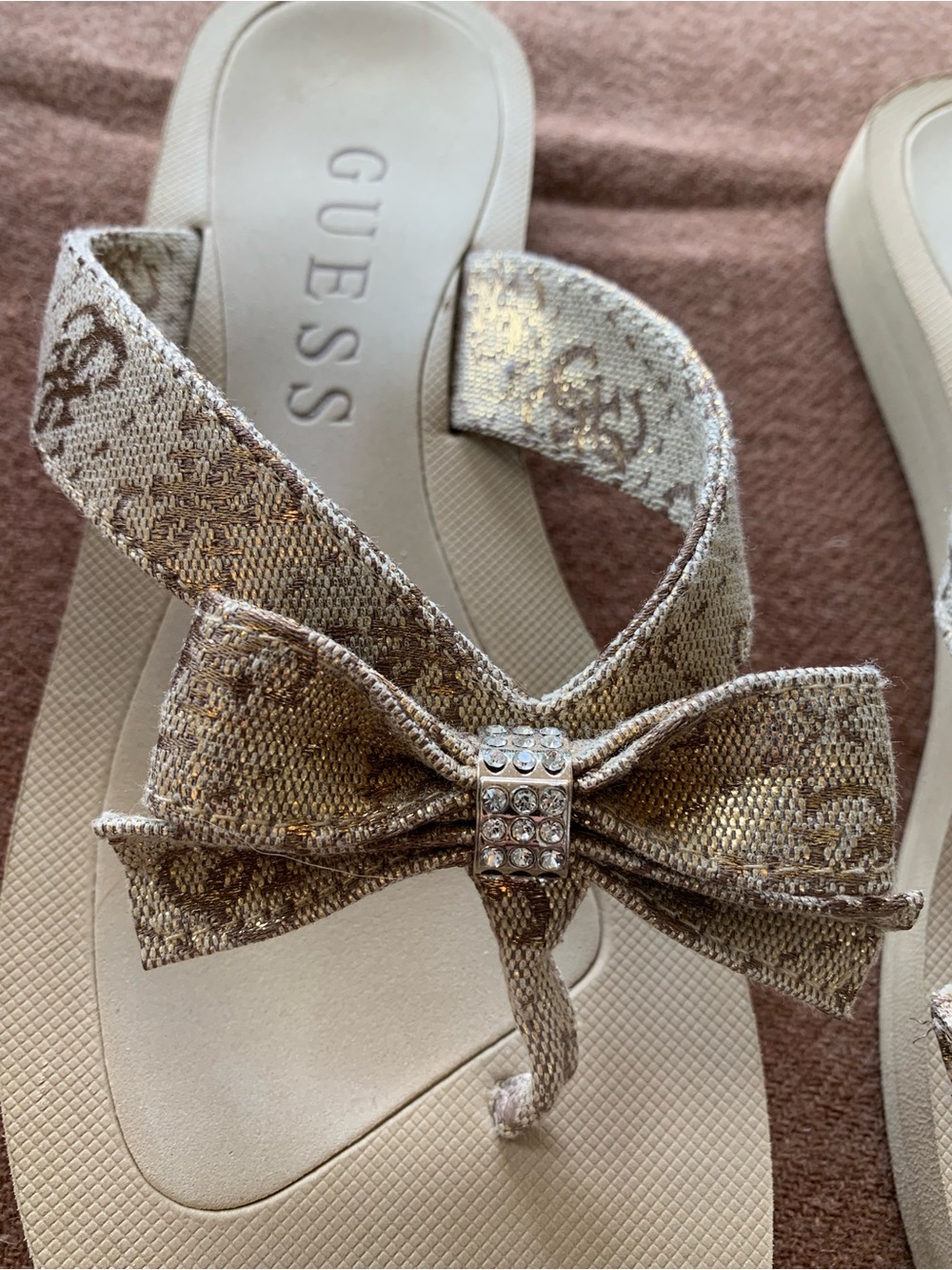 GUESS Gold Bow Thong Sandals Size 8 - Picture 7 of 7